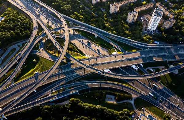 Интеллектуальные дороги: как современные технологии меняют инфраструктуру и управление трафиком