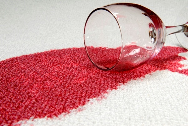 Как удалить пятно от вина с ткани?