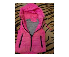 Куртка-жилетка розовая  с капюшоном на девочку 2.5-4г, б.у