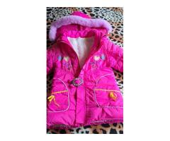 Куртка розовая с мехом на 4-6лет с капюшоном, б.у