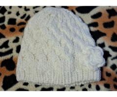 Шапка белая с цветком на 4-6лет, б.у, вязанная