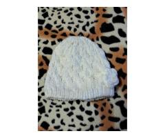Шапка белая с цветком на 4-6лет, б.у, вязанная