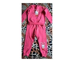 Пижамка-костюм красный с зайчихой на 4-6лет, р.110-116, б.у, как новый. Зам